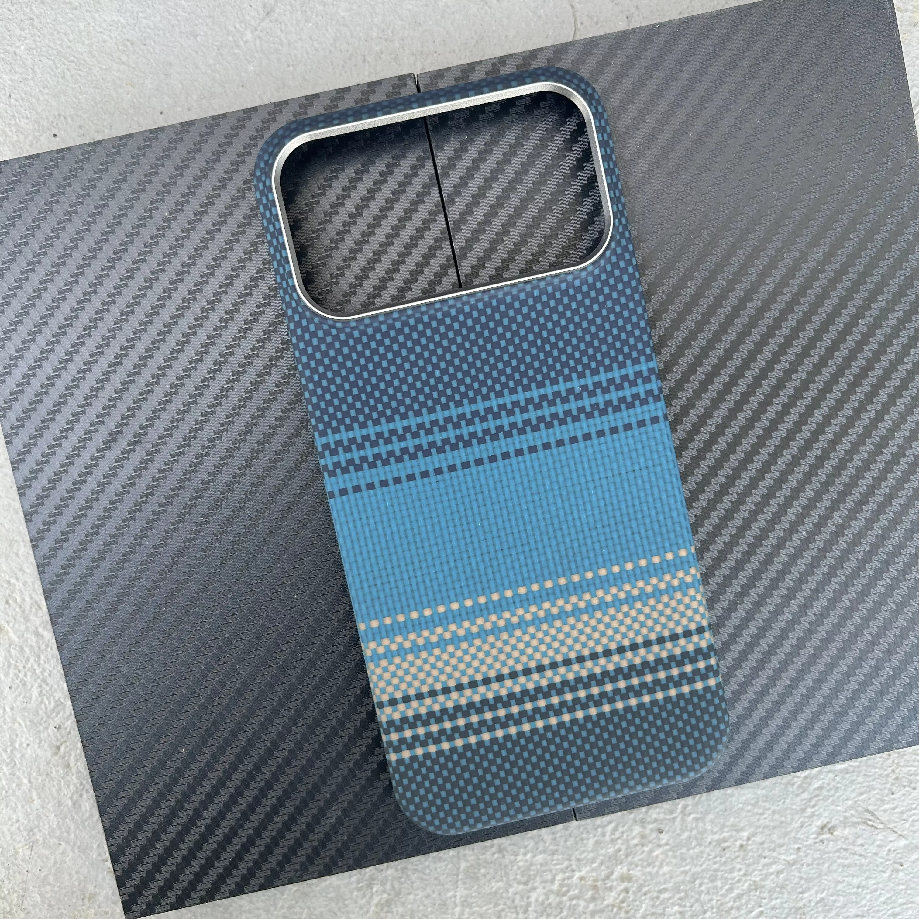 Premium Aramid Carbon Fiber iPhone Case – MagSafe Compatible Magnetic Cover with Ultra Thin Lightweight Design and Shockproof Protection