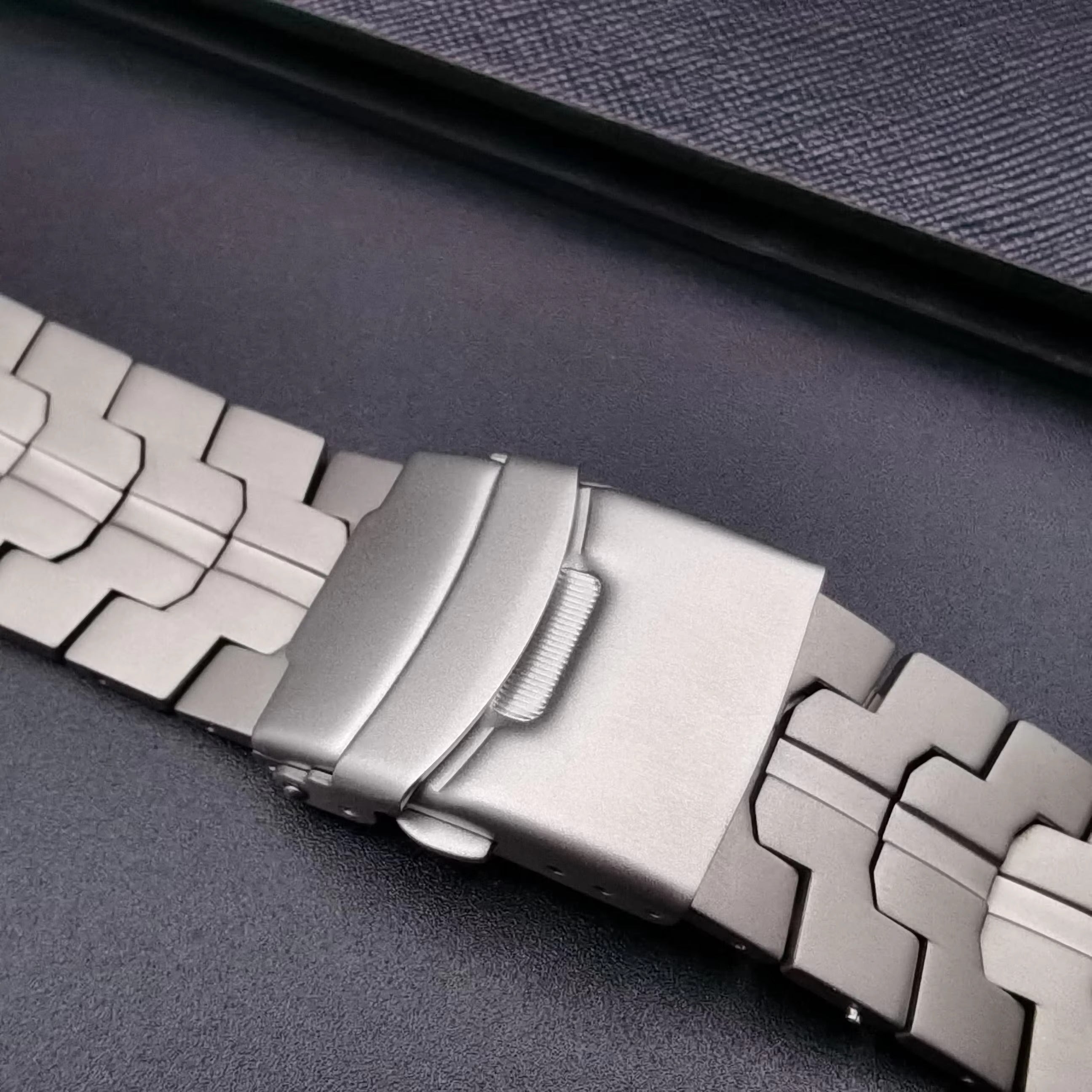 Luxury Titanium Link Watch Band – Men's Business Style Adjustable Metal Bracelet, Durable Steel Strap for 40mm to 49mm