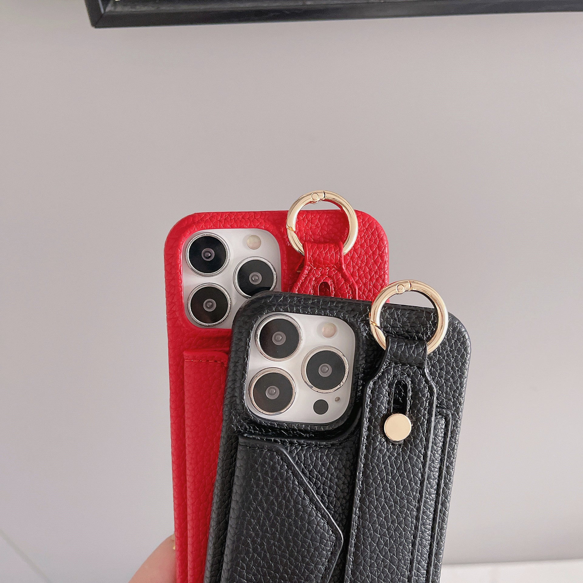 Luxuriöse Crossbody-Hülle aus Leder für das iPhone – Handschlaufe, Ringhalter, Kartenfach, stoßfester Schutz, stilvolles Design für das iPhone
