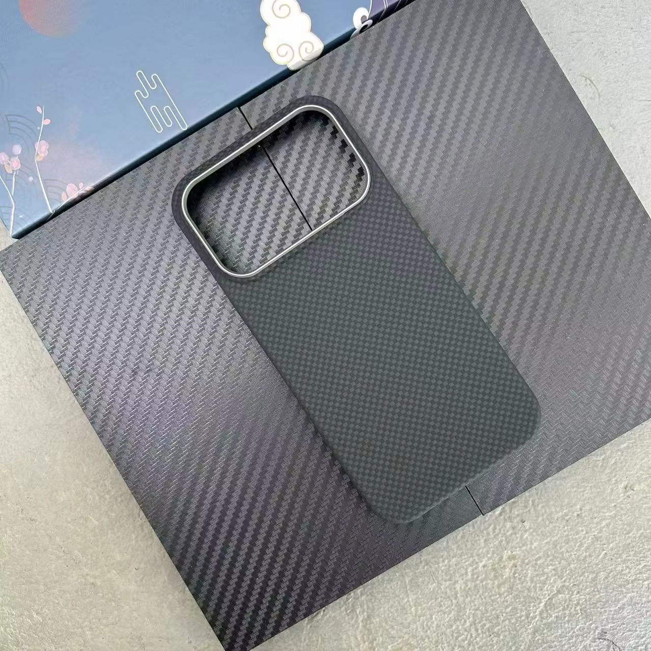 Premium Aramid Carbon Fiber iPhone Case – MagSafe Compatible Magnetic Cover with Ultra Thin Lightweight Design and Shockproof Protection